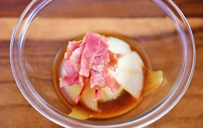 『丸ごと新タマネギのレンジ蒸し』を作る写真（撮影：小泉明代）