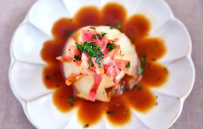 『丸ごと新タマネギのレンジ蒸し』の完成写真（撮影：小泉明代）