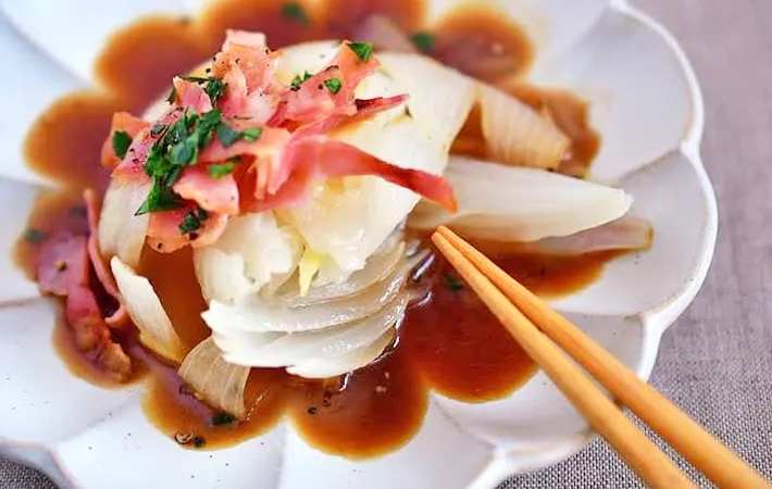 『丸ごと新タマネギのレンジ蒸し』の完成写真（撮影：小泉明代）