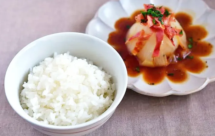 『丸ごと新タマネギのレンジ蒸しとご飯』の写真（撮影：小泉明代）