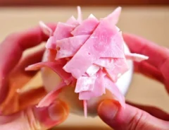 『丸ごと新タマネギのレンジ蒸し』を作る写真（撮影：小泉明代）