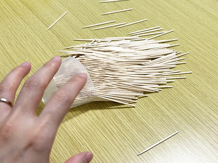 爪楊枝を倒してしまった画像（撮影：grapeライフハック編集部）