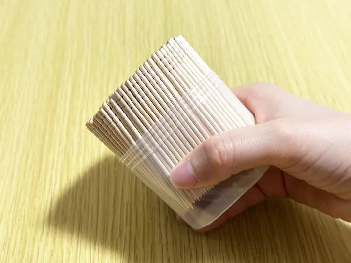 爪楊枝の束をケースから少し持ち上げた画像（撮影：grapeライフハック編集部）