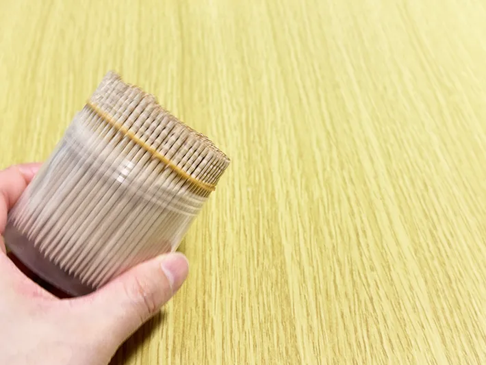 爪楊枝を倒した画像（撮影：grapeライフハック編集部）