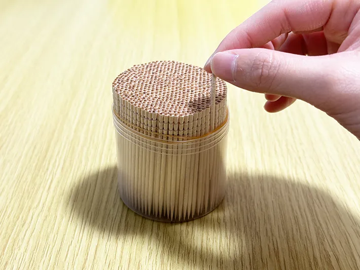 爪楊枝を1本ケースから出している画像（撮影：grapeライフハック編集部）