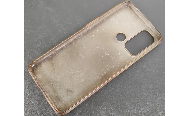 3年間の使用中、一度も掃除をしていない検査対象のスマートフォンのカバーケースの写真（撮影：エフシージー総合研究所）