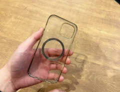 スマホのカバーを外す写真（撮影：grapeライフハック編集部）