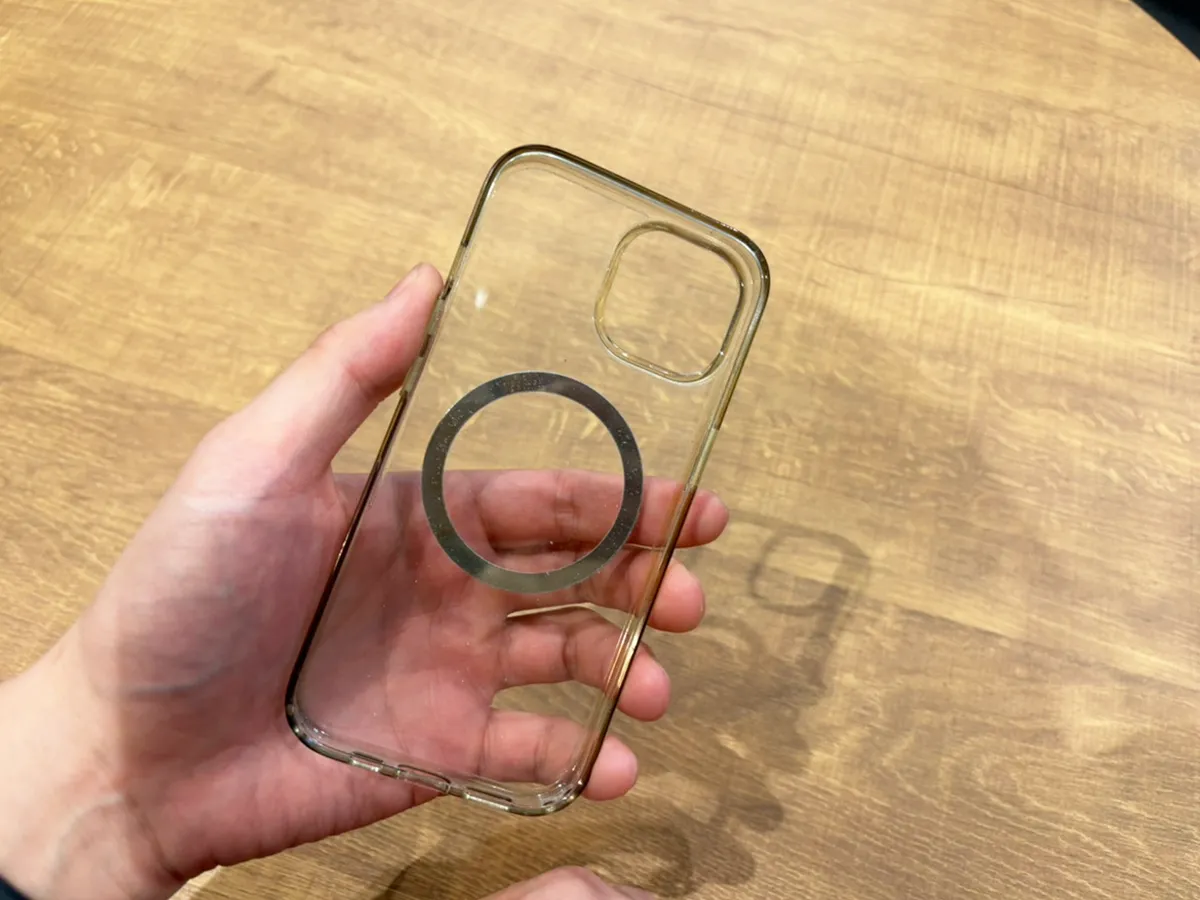 スマホのカバーを外す写真(撮影:grapeライフハック編集部)