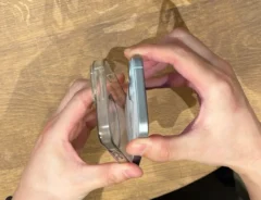 スマホのカバーを外す写真（撮影：grapeライフハック編集部）