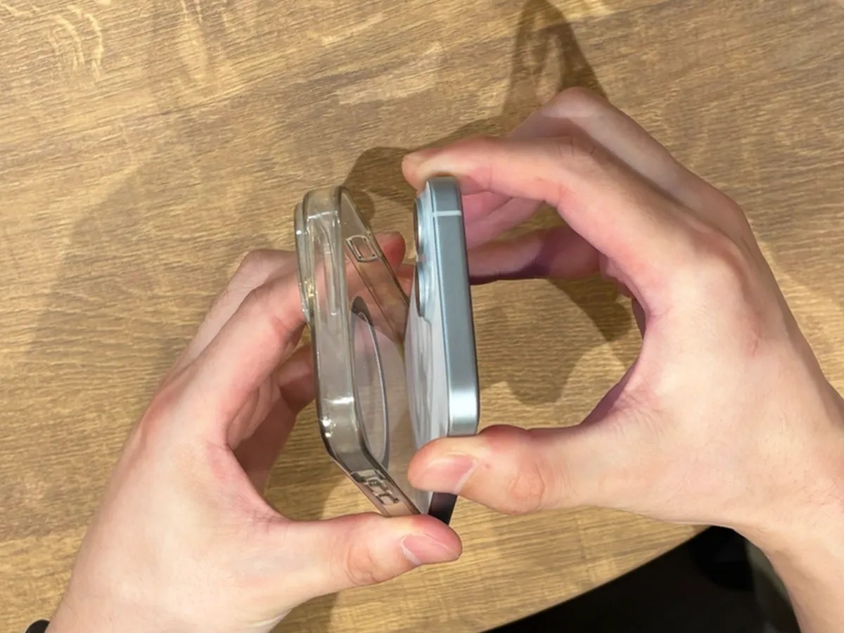 スマホのカバーを外す写真（撮影：grapeライフハック編集部）