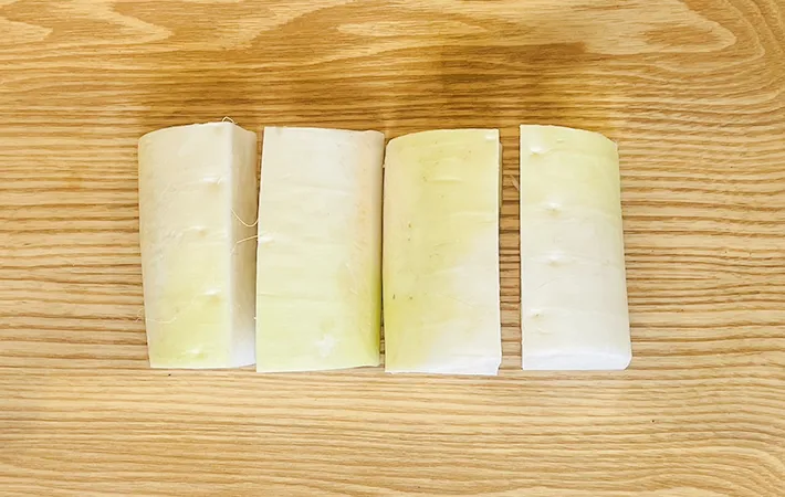 4等分にカットした皮つきの大根の写真