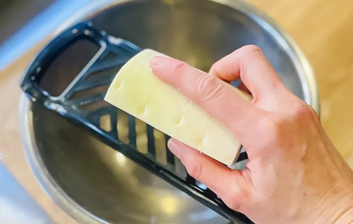 皮つきの大根をすりおろす写真