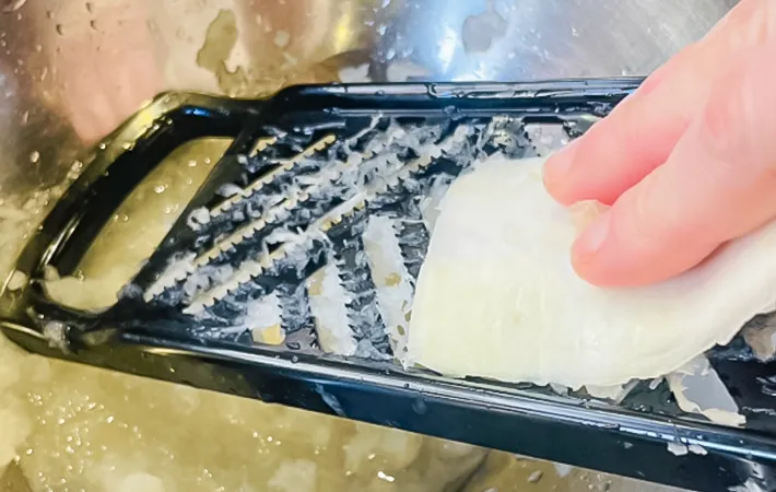 皮つきの大根をすりおろす写真