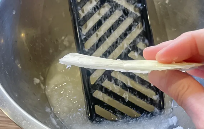 大根の皮と大根おろしの写真