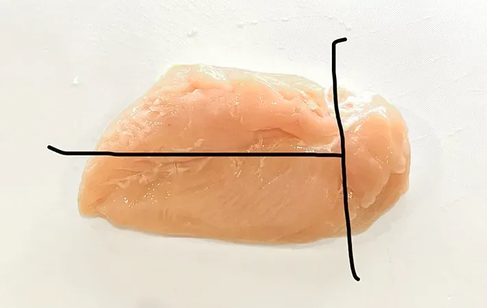 鶏むね肉を3つのブロックに分ける写真
