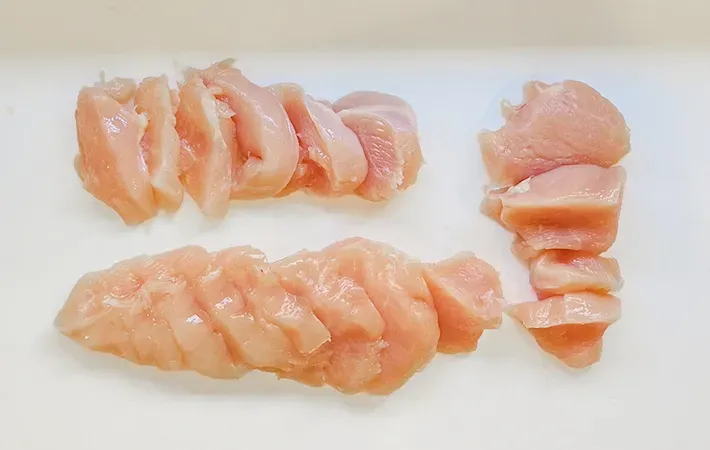 鶏むね肉を『そぎ切り』にする写真