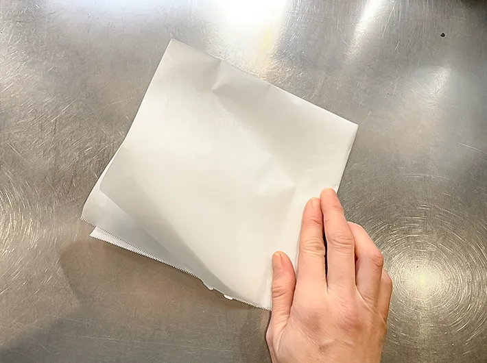 クッキングシートを折る写真