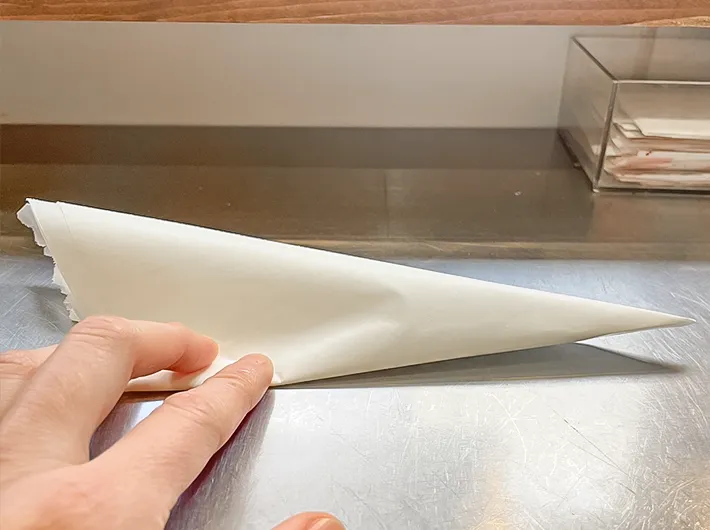 クッキングシートを折る写真