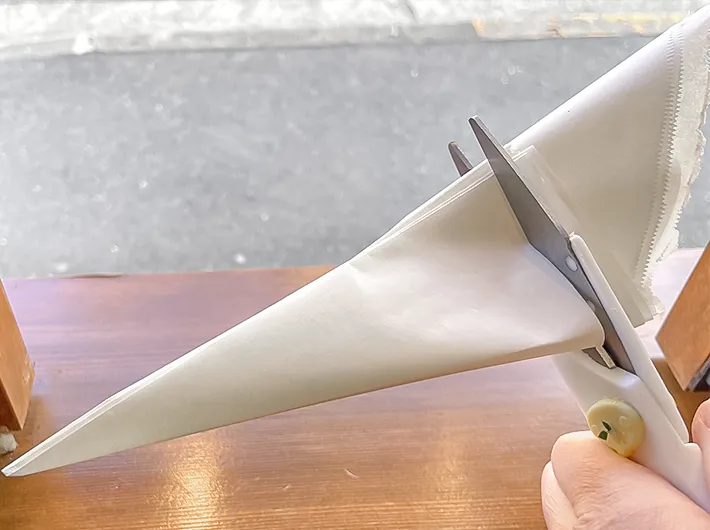 クッキングシートをハサミでカットする写真