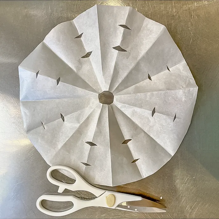 ハサミでカットして切り込みの入ったクッキングシートの写真