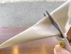 クッキングシートで落し蓋を作る画像（画像提供：沖多恵子）