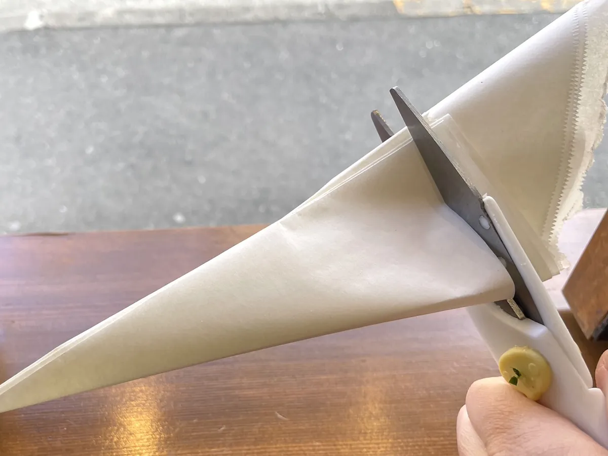 クッキングシートで落し蓋を作る画像（画像提供：沖多恵子）