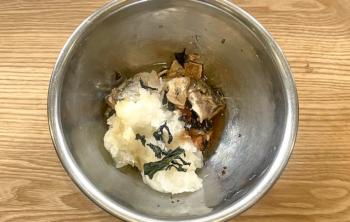 『ワカメと鯖の栄養満点サラダ』を作る写真