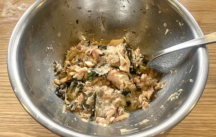 『ワカメと鯖の栄養満点サラダ』を作る写真