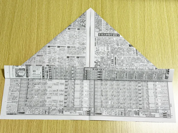 新聞紙の上1枚だけを下から3回折った画像（撮影：grapeライフハック編集部）