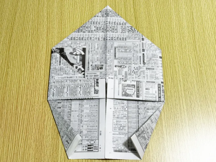 新聞紙の両角を少し内側に折った画像（撮影：grapeライフハック編集部）