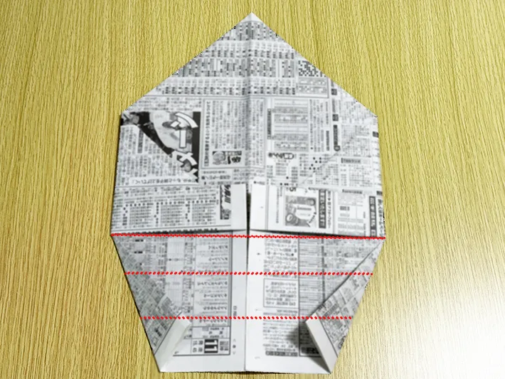 新聞紙の下側を3回折る折り目を線で引いた画像（撮影：grapeライフハック編集部）