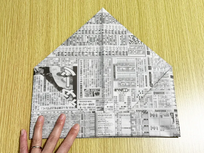 新聞紙の下側を3回折った画像（撮影：grapeライフハック編集部）