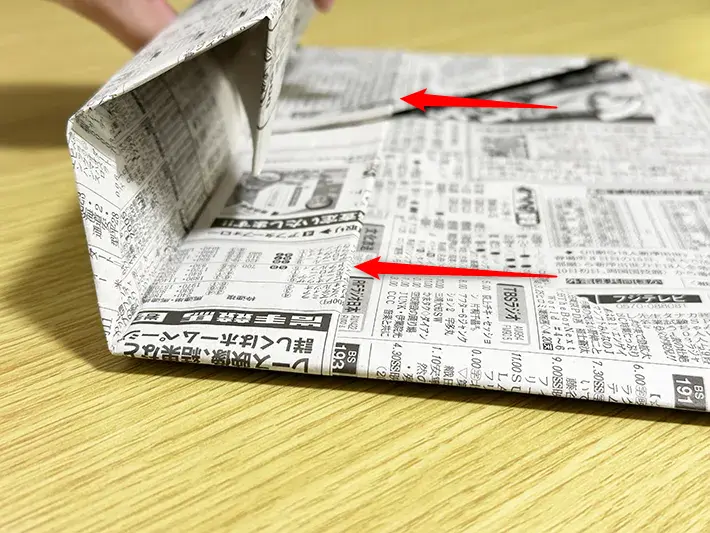 新聞紙の最後の折り目を開き、内側に折り込んだ画像（撮影：grapeライフハック編集部）
