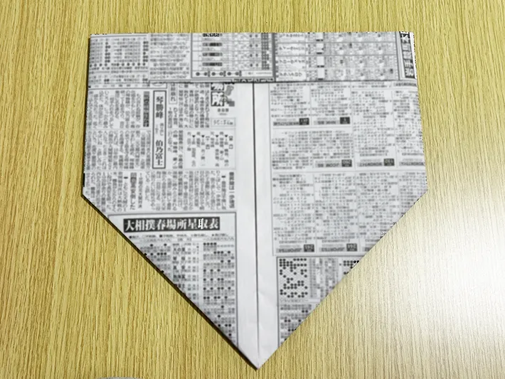 折った新聞紙を裏返し、上下逆に置いた画像（撮影：grapeライフハック編集部）