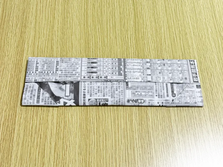 新聞紙の上のポケットに下側を入れ込んだ画像（撮影：grapeライフハック編集部）