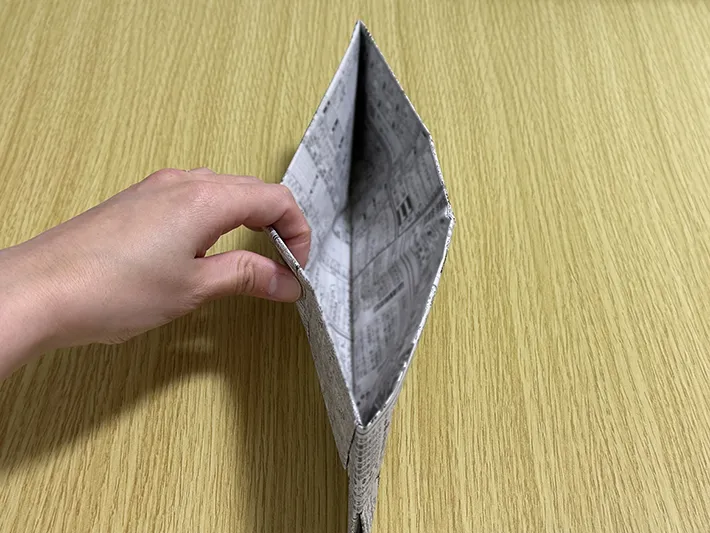 新聞紙のポケットを開いている画像（撮影：grapeライフハック編集部）