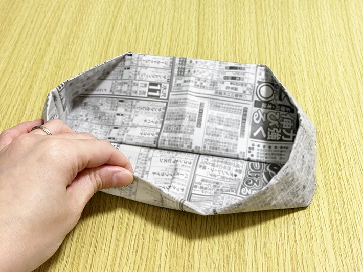 新聞紙の形を整えている画像（撮影：grapeライフハック編集部）