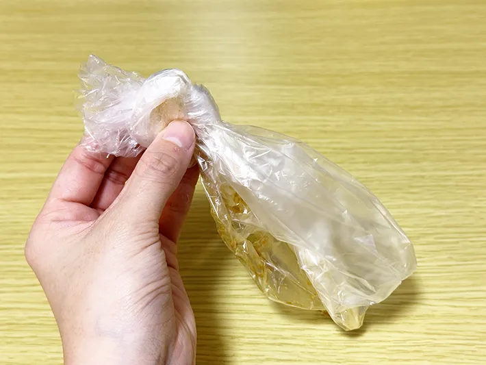 新聞紙にかぶせていた『アイラップ』を結んだ画像（撮影：grapeライフハック編集部）