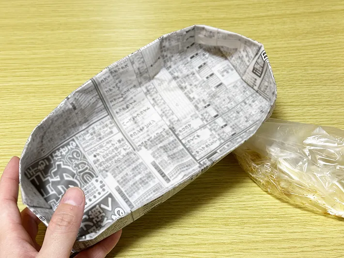 新聞紙の皿と、新聞紙にかぶせていた『アイラップ』の画像（撮影：grapeライフハック編集部）