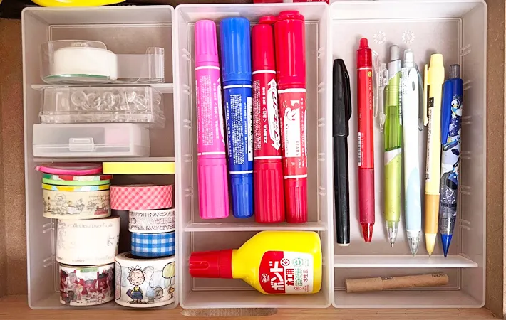 『ポリプロピレンデスク内整理トレー』の使用写真（撮影：Classy Life）