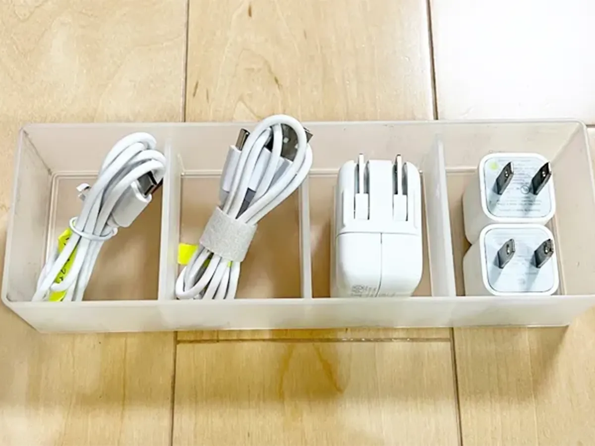 『ポリプロピレンデスク内整理トレー』の使用写真（撮影：Classy Life）