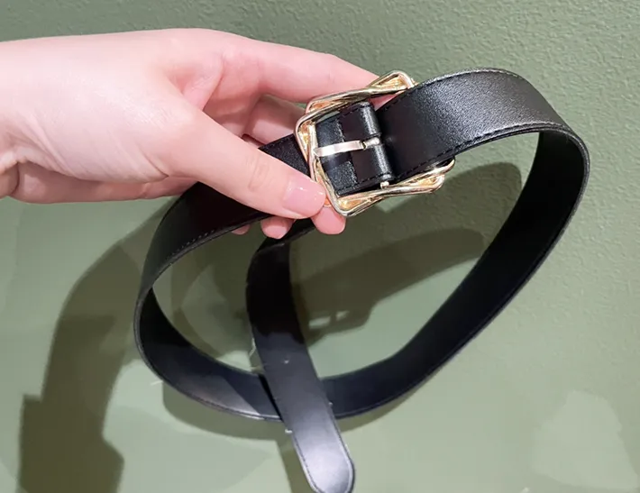 ベルトの端をバックルに通す写真（撮影：grapeライフハック編集部）