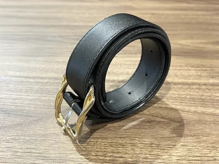 丸めたベルトを立てる写真（撮影：grapeライフハック編集部）