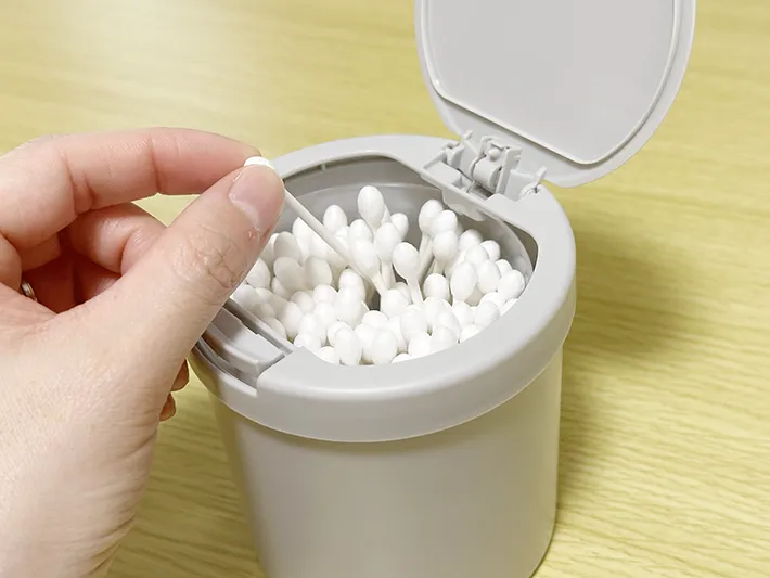 『ワンタッチ綿棒ケース』に綿棒を入れている画像（撮影：grapeライフハック編集部）