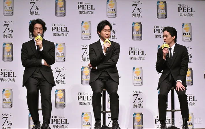 『THE PEEL〈レモン〉ALC.7％』の新テレビCM発表会に登場した斎藤工さん、大泉洋さん、池松壮亮さん（撮影：grape芸能編集部）