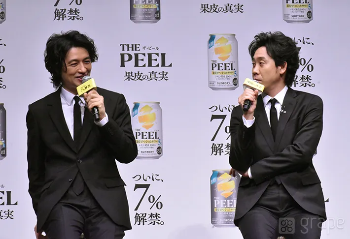 『THE PEEL〈レモン〉ALC.7％』の新テレビCM発表会に登場した斎藤工さん、大泉洋さん（撮影：grape芸能編集部）