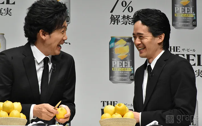 『THE PEEL〈レモン〉ALC.7％』の新テレビCM発表会に登場した大泉洋さんと池松壮亮さん（撮影：grape芸能編集部）