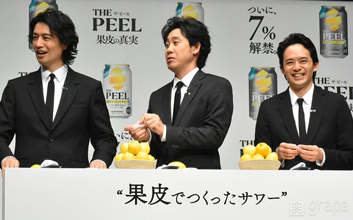 レモンの皮むき対決をする斎藤工さん、大泉洋さん、池松壮亮さん（撮影：grape芸能編集部）