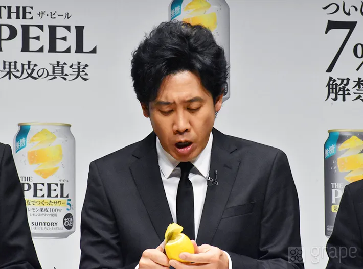 レモンの皮を剥く大泉洋さん（撮影：grape芸能編集部）