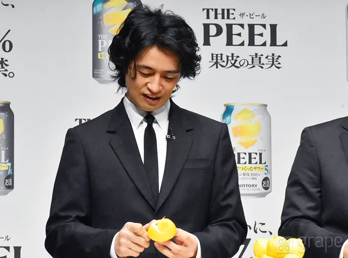 レモンの皮を剥く斎藤工さん（撮影：grape芸能編集部）